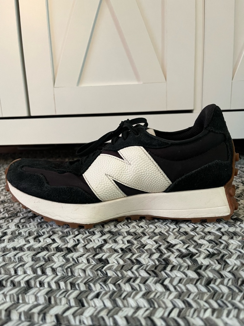 New Balance 327 sneakers in black/white with gum sole, women’s size 9. - Picture 3 of 9